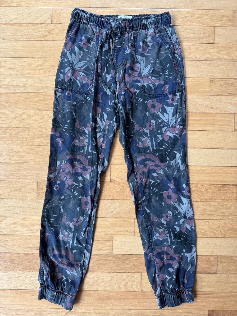 C&C California dark tropical floral print jogger XS